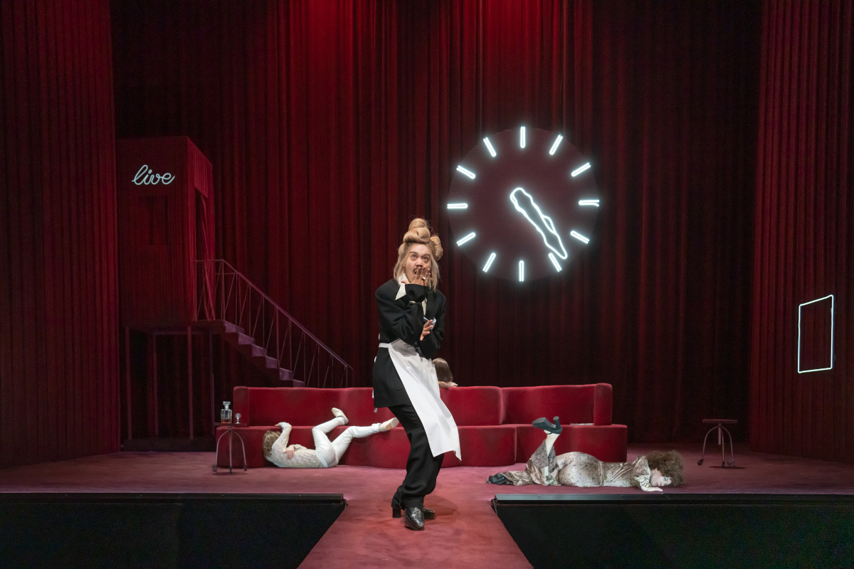 Schauspielhaus Graz  & Deutsches Theater Berlin - Bühne und Kostüme für "Die kahle Sängerin" (Regie Anita Vulesica, Bühne: Henrike Engel, Kostüme: Janina Brinkmann), Bild (c) Karelly_Kindler