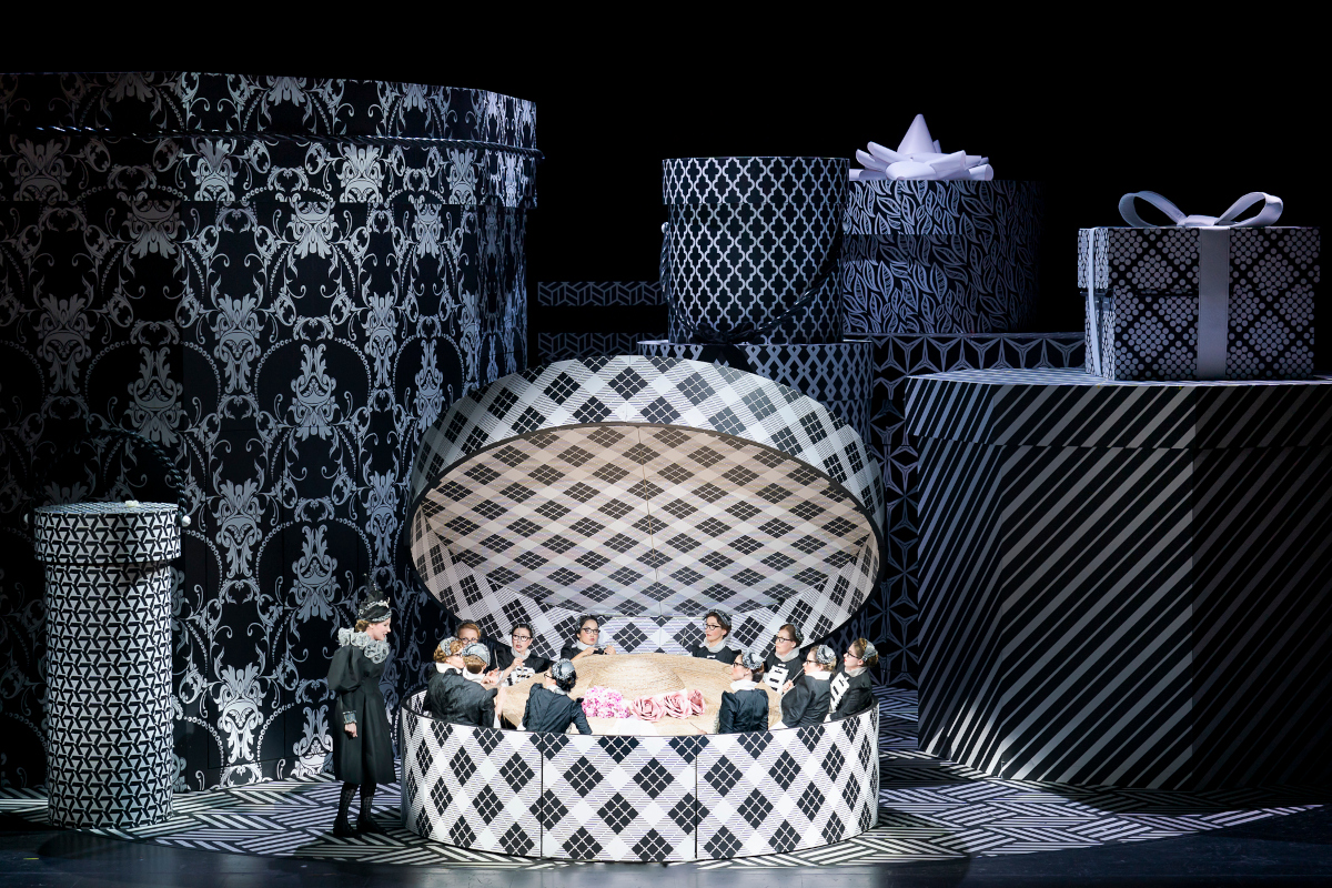 Oper Graz - Bühne und Kostüme für "Florentiner Hut" (Regie: Bernd Mottl, Bühne: Friedrich Eggert, Kostüme: Alfred Mayerhofer), Bild (c) Werner Kmetitsch
