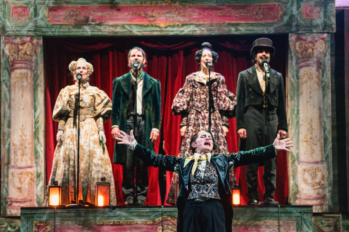 Schauspielhaus Graz - Bühne und Kostüme für "Frühere Verhältnisse" (Regie: Ruth Brauer-Kvam, Bühne:  
Monika Rovan, Kostüme: Alfred Mayerhofer), Bild (c) Lex Karelly
