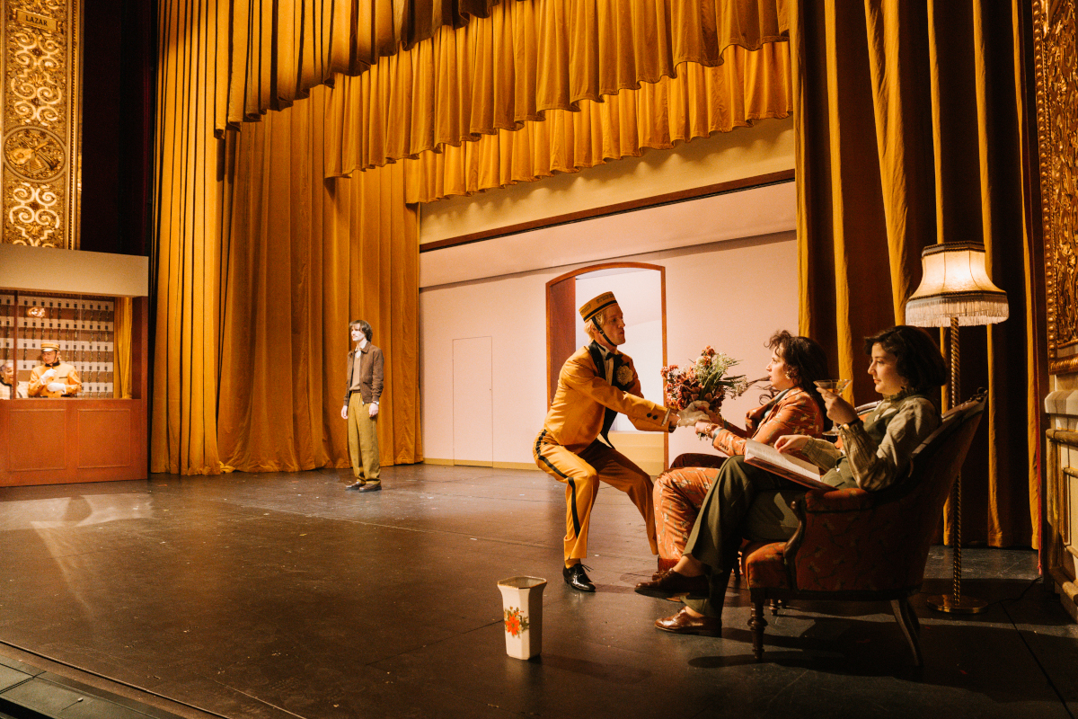 Schauspielhaus Graz - Bühne und Kostüme für "Grand Hotel Steirerhof" (Regie: Rebekka David, Bühne: Stephan Weber, Kostüme: Anna Maria Schories), Bild (c) Lex Karelly 