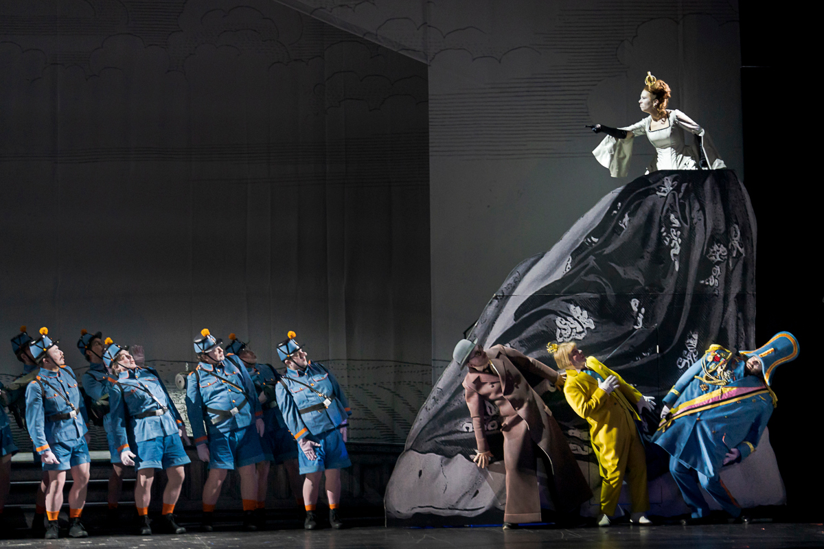 Oper Graz - Bühne und Kostüme für "Die Großherzogin von Gerolstein" (Regie: Peter Lund, Bühne: Ulrike Reinhard, Kostüme: Daria Kornysheva), Bild (c) Werner Kmetitisch
