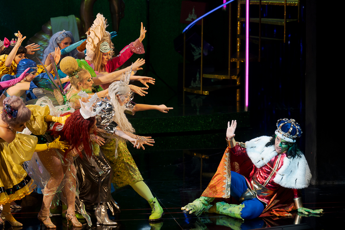 Oper Graz - Kostüme  für "La Cenerentola" (Regie: Ilaria Lanzino, Bühne & Kostüme: Dorota Karolczak), Bild (c) Werner Kmetitsch